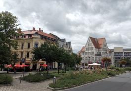 Parkfläche mit Häusern im Hintergrund in Merseburg