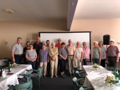 Gruppenbild der Teilnehmenden mit 15 Personen in der Keglerstube in Husum.