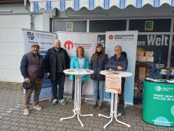 Auf einem Gruppenbild steht Petra mit dem Bürgermeister Uwe Spitzer sowie Vertreter:innen von der Fachstelle Leben im Alter, dem Pflegestützpunkt Kreis Bergstraße, dem Kreisseniorenbeirat und der PauLA.