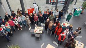 Der von der Volkshochschule Hof initiierter Chor singt Weihnachtslieder.