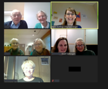 Ein Screenshot aus der Online-Veranstaltung. Darauf sind sechs Kacheln. Oben rechts ist Petra zu sehen. In drei Kacheln sind jeweils zwei Senior:innen. In der Kachel unten links ist eine Dame alleine zu sehen.