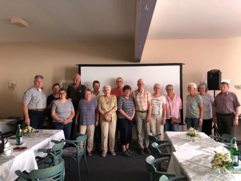 Gruppenbild der Teilnehmenden mit 15 Personen in der Keglerstube in Husum.