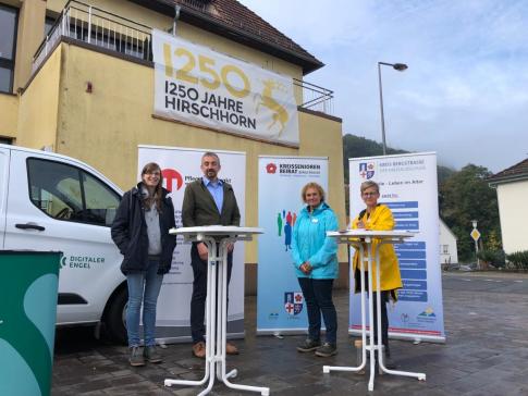 Vor dem Info-Mobil posieren in die Kamera (von links nach rechts): Petra vom Digitalen Engel, Bürgermeister Martin Hölz, Alexandra von der Fachstelle Leben im Alter und Caroline Gürtel vom Pflegestützpunkt.