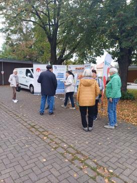 Am Stand vom Digitalen Engel unterhalten sich verschiedene Menschen in Gruppen.