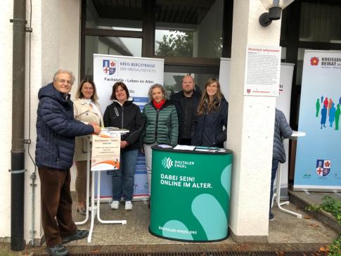 Petra steht mit Bürgermeisterin Angelika Beckenbach und Vertreter:innen der Fachstelle Leben im Alter, dem Pflegestützpunkt Kreis Bergstraße, dem Kreisseniorenbeirat sowie PauLA für ein Gruppenbild.