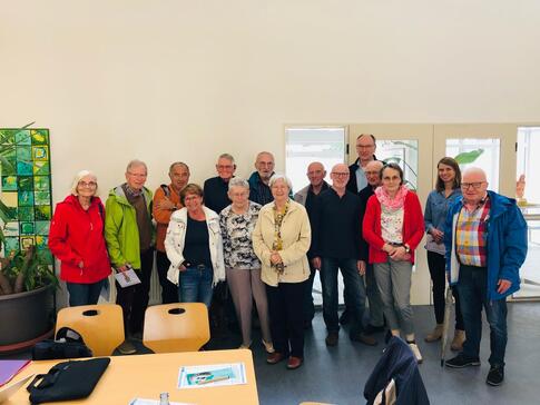 Ein Gruppenbild der Veranstaltung mit rund 15 (der insgesamt 19 anwesenden) Teilnehmenden.