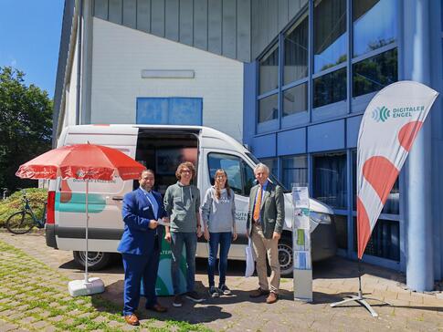 Vor dem Info-Mobil stehen von links nach rechts: Amr Akel (1. Vorsitzender Beverunger Seniorennetz e.V. ), Mobilreferent Johannes, Mobilreferentin Petra und Franz-Ludwig Blömker (Vorsitzender der Bundesarbeitsgemeinschaft Seniorenbüros (BaS) und Beiratsmitglied beim Digitalen Engel)