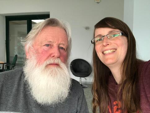 Selfie von "Weihnachtsmann" Klaus (links) mit weißem langen Bart und Petra (rechts)